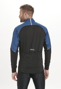 Schwarze und blaue Sportjacke mit hohem Kragen, ausgestattet mit reflektierenden Akzenten und taillierter Passform. "ENX"-Logo auf der Rückseite.