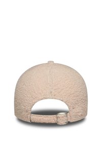 Beige strukturierte Fleece-Baseballmütze mit verstellbarem Metallbuckle-Riemen, von hinten auf einem weißen Hintergrund gezeigt.