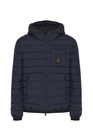 Giacca puffer blu navy con zip frontale, cappuccio e design trapuntato. Presenta una tasca sul petto con logo e polsini elastici. Texture liscia.