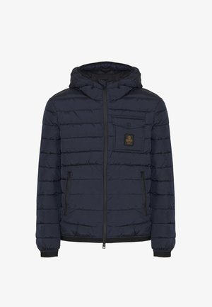 Giacca puffer blu navy con zip frontale, cappuccio e design trapuntato. Presenta una tasca sul petto con logo e polsini elastici. Texture liscia.