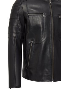 Zwarte leren jas met een gewatteerd schouderdetail, ritssluiting op de borst en zijzakken, en een aansluitend ontwerp. Gladde textuur met metalen hardware.