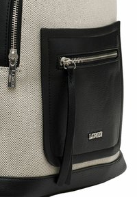 Borsa in pelle nera e tessuto beige con tasca con zip, hardware argentato e un accento del logo. Presenta materiali testurizzati e un design distintivo.
