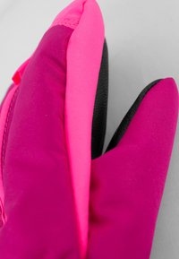 Rosa isolierte Handschuhe mit einem glatten Stoffäußeren und strukturierten schwarzen Handflächen, die ein elegantes Design und kontrastierende Farbakzente aufweisen.