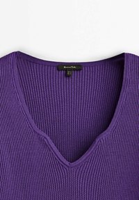 Haut en maille côtelée violet avec col en V et une étiquette de marque noire cousue à l'intérieur du dos du col.