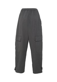 Pantaloni cargo grigi realizzati in tessuto testurizzato, con vita elasticizzata, due tasche frontali e aperture delle gambe affusolate.