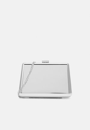 Hopea metallinen clutch, jossa on suorakulmainen muoto, ketjuhihna ja painonappisuljenta. Tasainen, heijastava pinta ilman kuvioita.