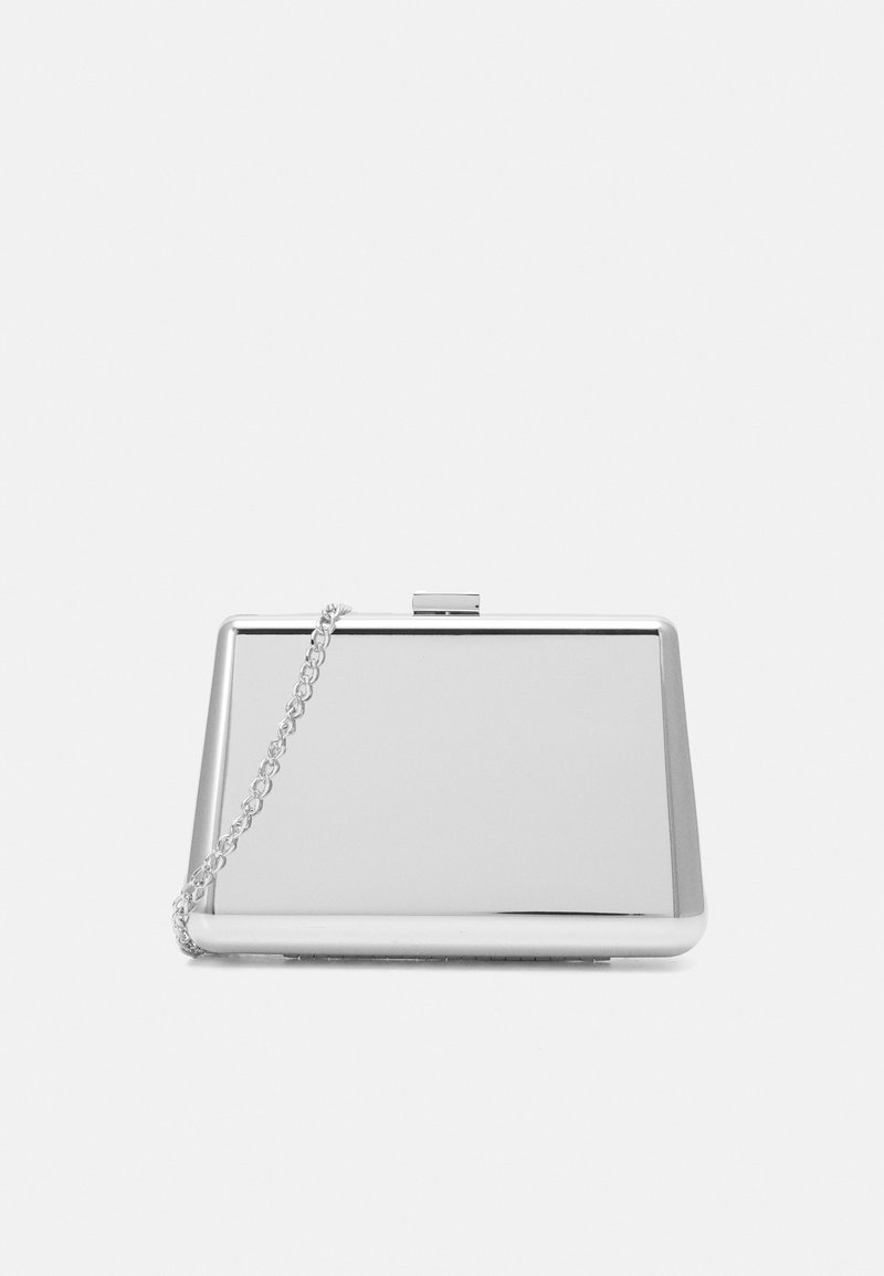 Silverfärgad metallclutch i fyrkantig form, med en kedjeslinga och en tryckknappsstängning. Slät, reflekterande yta utan mönster.