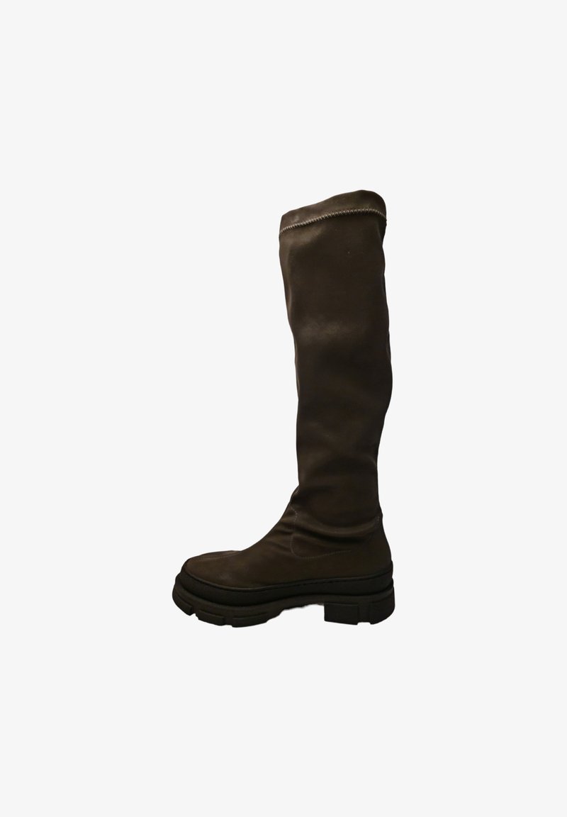 Bota de cuero marrón hasta la rodilla con un diseño ajustado, suela de goma plana y un sutil detalle de costura en la parte superior. Textura suave, acentos mínimos.