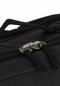 Sac en tissu noir avec une fermeture éclair double en métal, une poignée de transport robuste et un design plat avec des accents textiles.