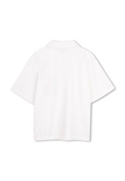 Polo blanc uni à manches courtes vu de dos, avec un col classique et une coupe décontractée.