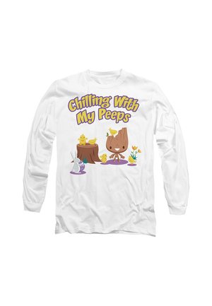 Weißes Langarmshirt mit Cartoon-Figuren, darunter ein Baumstumpf, Vögel und ein Kaninchen, mit dem Text „Chilling With My Peeps“ in Lila und Gelb.