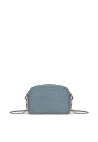 Niebieska torebka typu crossbody z prostokątnym kształtem, srebrnym łańcuszkiem i zamknięciem na zamek, z teksturowaną powierzchnią i jednolitym kolorem.