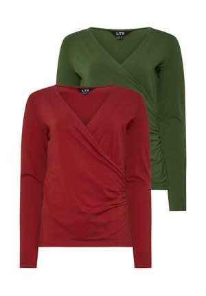 Deux tops à manches longues en rouge et vert foncé. Tous deux présentent un décolleté en V avec un détail froncé sur le côté, fabriqués en tissu doux.