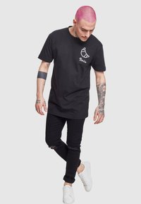 Mister Tee PARIS TEE - Camiseta estampada - black
