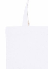 Borsa tote in tela bianca, caratterizzata da una forma rettangolare, una base piatta e un'unica maniglia corta nella parte superiore per il trasporto.