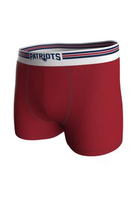 Boxer rossi con design aderente, cuciture grigie, e una fascia in vita bianca con strisce blu e rosse e la scritta "PATRIOTS".