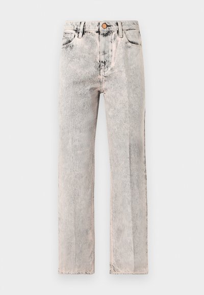 Τζιν με υψ ηλή μέση και ίσια γραμμή, με όξινο πλύσιμο, εμπρός κουμπί, θηλιές για ζώνη και δύο μπροστινές τσέπες, πάνω σε λευκό φόντο.