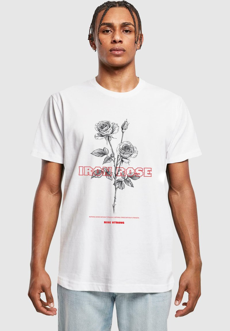 Weißes Baumwoll-T-Shirt mit schwarzen Rosenillustrationen und einem kräftigen roten Text, der "IRON ROSE" und "RISE STRONG" sagt. Klassisches Rundhalsausschnitt-Design.