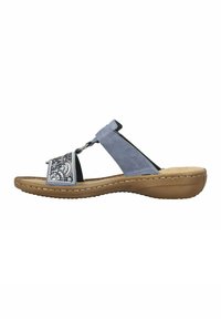 Blauwe sandaal met een bovenwerk van suede, versierd met borduursels en kralen, een gevoerde voetbed, en een rubberen buitenzool voor grip.