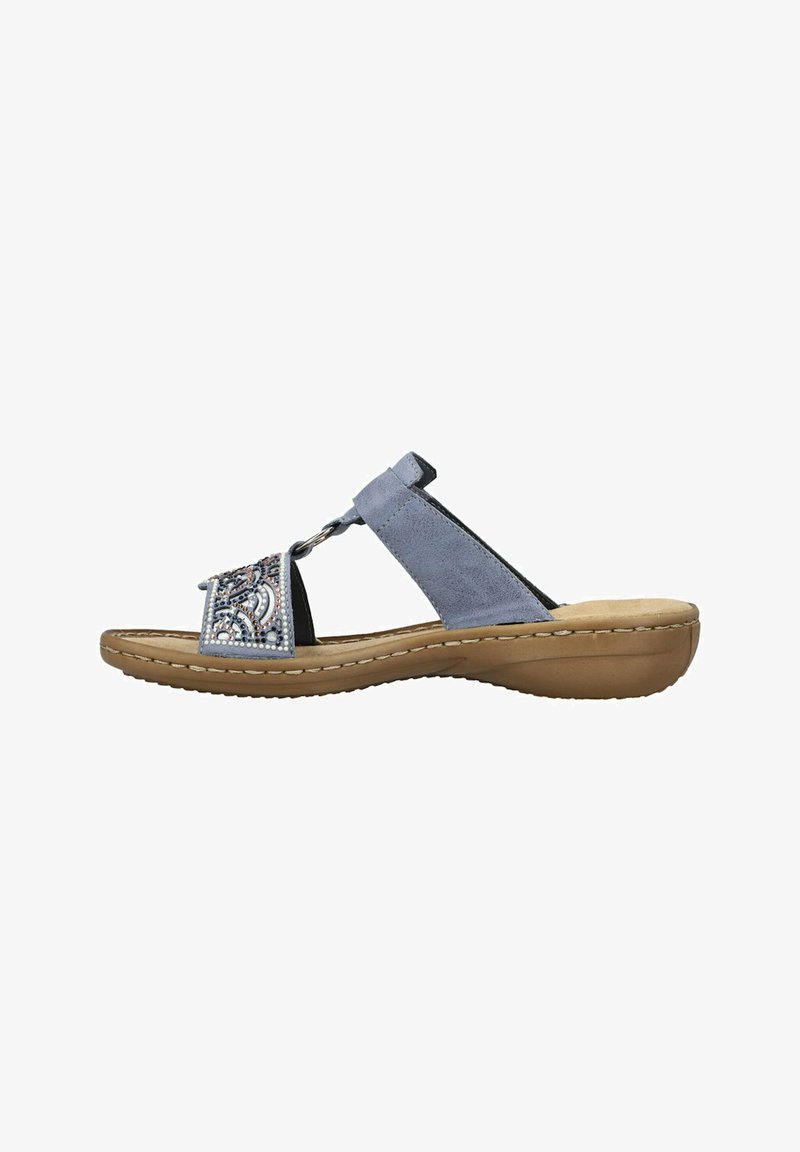 Blauwe sandaal met een bovenwerk van suede, versierd met borduursels en kralen, een gevoerde voetbed, en een rubberen buitenzool voor grip.