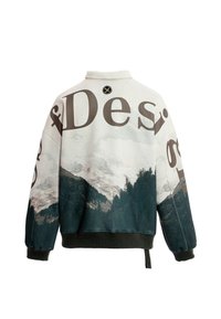 Sudadera oversized en blanco y verde oscuro, con estampado de paisaje montañoso y texto grande. Puños y dobladillo acanalados, además de detalle del logo.