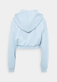 Sudadera con capucha recortada en azul claro. Tela suave y texturizada con cintura y puños elásticos. Diseño de capucha clásico en la parte trasera.