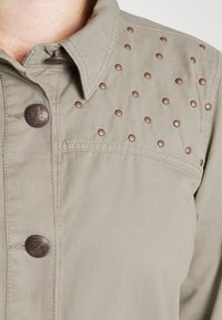 ONLY Carmakoma Bomberjacka - khaki