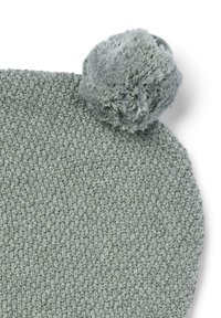 Gorro de punto gris con un patrón texturizado y un pompón esponjoso en la parte superior. La tela parece suave y acogedora, adecuada para el clima más frío.