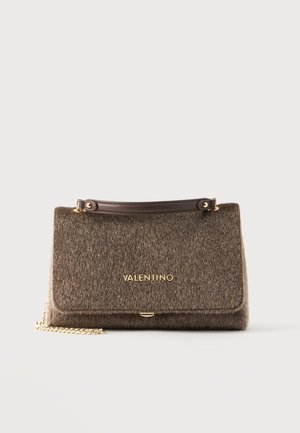 Sac à main Valentino marron à texture duveteuse, logo doré, poignée supérieure en cuir et bandoulière chaîne dorée, présenté sur un fond uni et clair.