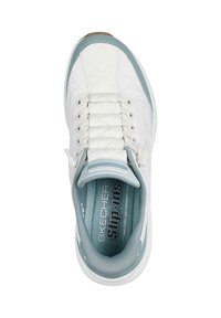 Zapatilla blanca con acentos azules, textura acolchada, diseño de cordones y plantilla acolchada etiquetada como "Skechers Slip-ins". Suela de goma plana.