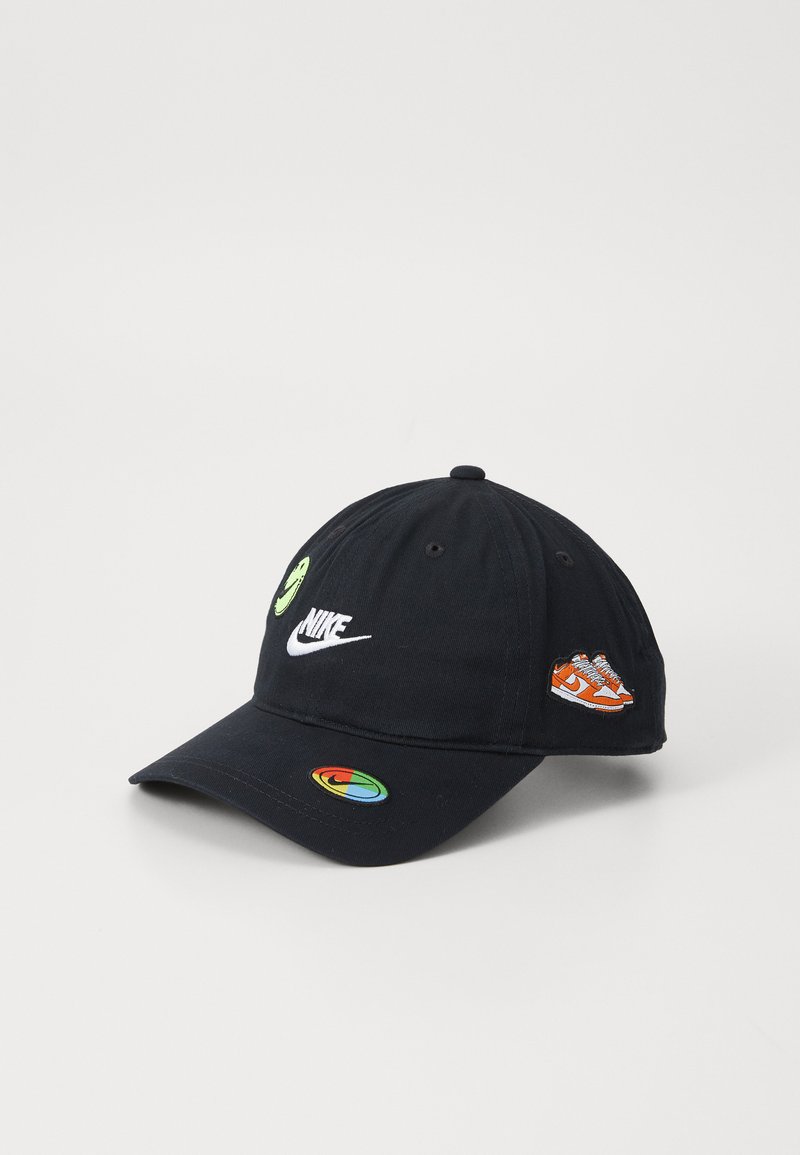 Nike Sportswear PATCH TOSS CLUB UNISEX - Kapa - black