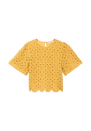 Haut court en crochet jaune à manches courtes avec motifs floraux circulaires, ourlet festonné, encolure ronde et fermeture à boutons dans le dos.