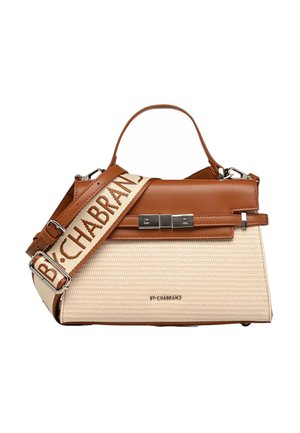 Sac à main rectangulaire beige en tissu tressé avec bordure en cuir marron, fermoir argenté, poignée supérieure et bandoulière réglable en tissu avec le texte "BY CHABRAND".