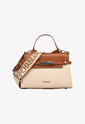 Sac à main rectangulaire beige en tissu tressé avec bordure en cuir marron, fermoir argenté, poignée supérieure et bandoulière réglable en tissu avec le texte "BY CHABRAND".