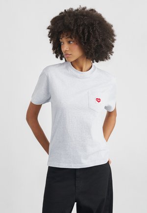 Szara bawełniana koszulka z krótkimi rękawami i okrągłym dekoltem. Na lewej piersi nadruk czerwonego serca. Prosty, casualowy krój.