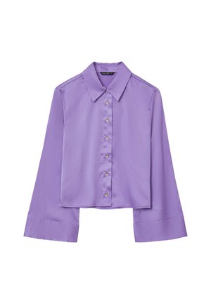 Lavendelfarbenes, kurzes Satin-Bluse mit langen, weiten Ärmeln, spitzen Kragen und goldenen Knöpfen auf der Vorderseite vor einem weißen Hintergrund.