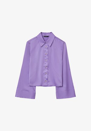Blusa in satin viola a maniche lunghe e ampie, colletto a punta e bottoni dorati frontalmente, su uno sfondo bianco.