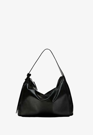 Zwarte leren handtas met een slouchy ontwerp, voorzien van een enkele schouderband en een ritsluiting, gladde textuur en een zachte silhouette.