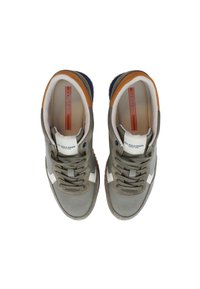 Grå mockaskor med vita accenter, orange och marinblå detaljer, rund tå, snördesign och gummisula.