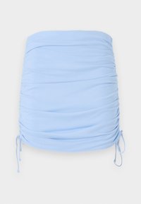 Mini falda de color azul claro con fruncidos, hecha de tela elástica. Presenta lazos de cordón en los lados para un ajuste ajustable y una textura suave.