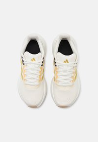 adidas Performance FALCON 3.0 - Scarpe da corsa su strada - core white/gold metallic/magic beige