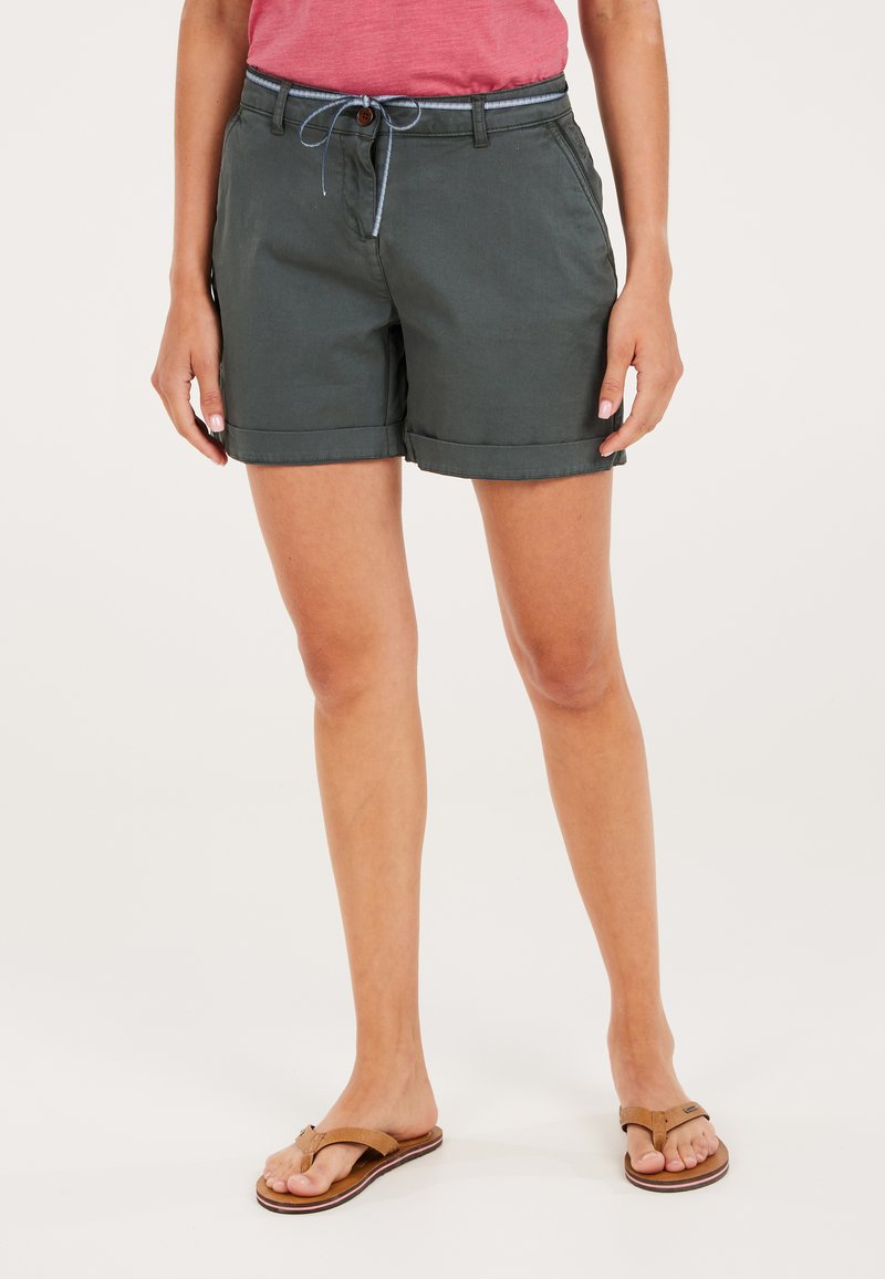 Donkergroene katoenen shorts met een omgeslagen zoom, een verstelbare drawstring taille, en zijzakken, gecombineerd met bruine slippers.