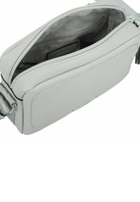 Bolso bandolera de color gris claro, fabricado en cuero sintético, con un compartimento principal con cremallera, correa ajustable y un panel de acento texturizado.