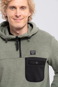 Felpa verde in pile con tasca in tessuto nera, con colletto zip e cappuccio regolabile con coulisse. Presenta un'etichetta del marchio sul petto.