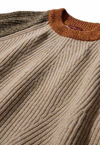 Strickpullover mit strukturiertem, geripptem Design; Farben sind Creme, Braun und ein rostorangefarbener Kragen. Verfügt über einen Rundhalsausschnitt und eine lässige Passform.