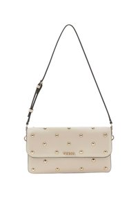 Sac à bandoulière en simili cuir couleur crème avec clous dorés, fermeture à rabat magnétique et bandoulière noire ajustable. Logo embossé sur le devant.