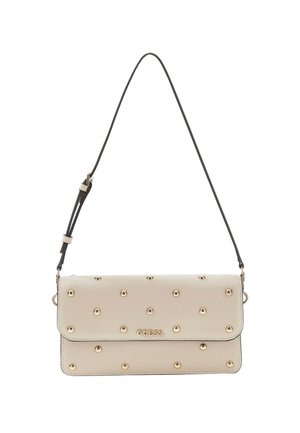 Sac à bandoulière en simili cuir couleur crème avec clous dorés, fermeture à rabat magnétique et bandoulière noire ajustable. Logo embossé sur le devant.