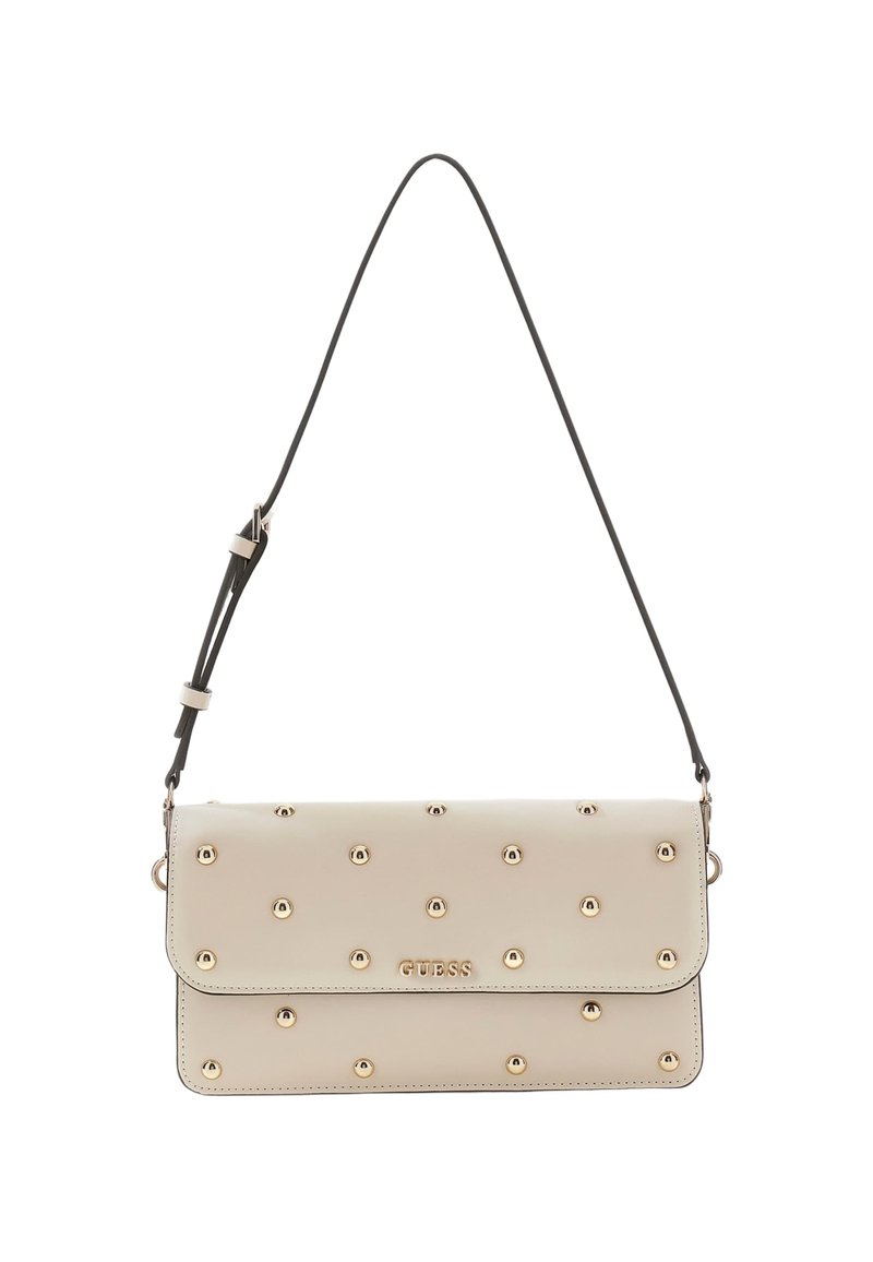 Sac à bandoulière en simili cuir couleur crème avec clous dorés, fermeture à rabat magnétique et bandoulière noire ajustable. Logo embossé sur le devant.