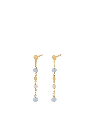 Boucles d'oreilles pendantes en chaîne dorée avec des perles alternées bleues et blanches de petite taille et des accents ovales en or sur fond blanc.