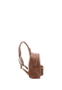 Sac à dos en cuir marron avec une forme arrondie, une seule fermeture éclair, une poche latérale et des bretelles réglables. Texture lisse avec des accents en métal doré.